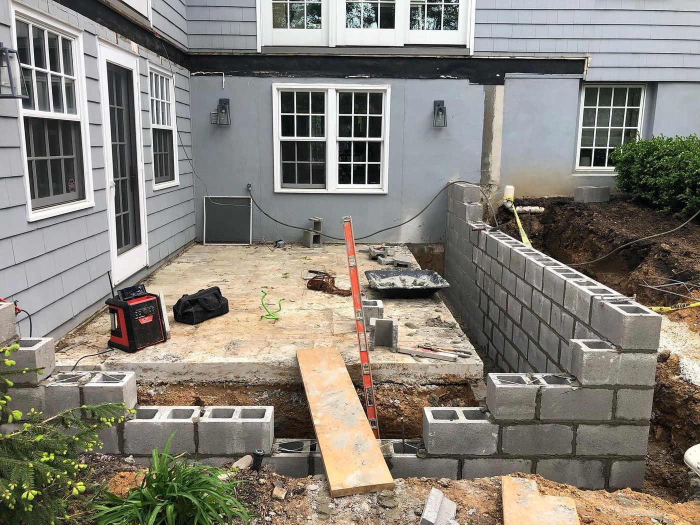Block foundation for a rear addition