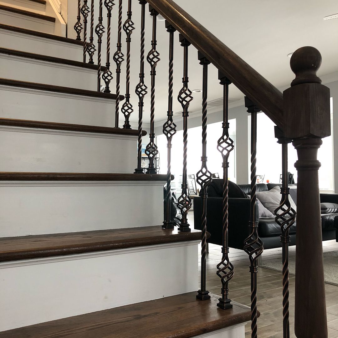 Oak staircase with iron balusters